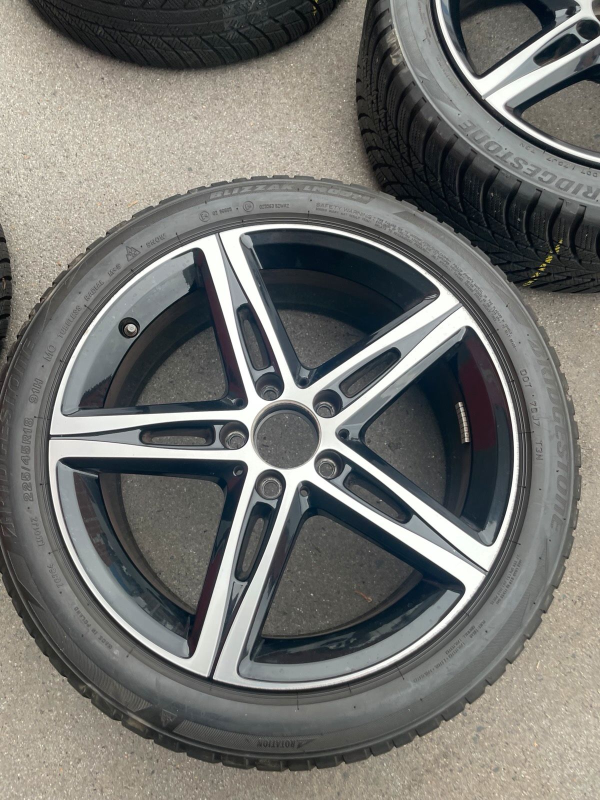 Original Mercedes A-Klasse B-Klasse CLA W177 C118 W247 X118 Winterradsatz Kompletträder 18 Zoll A1774010700 – Originalfoto 7